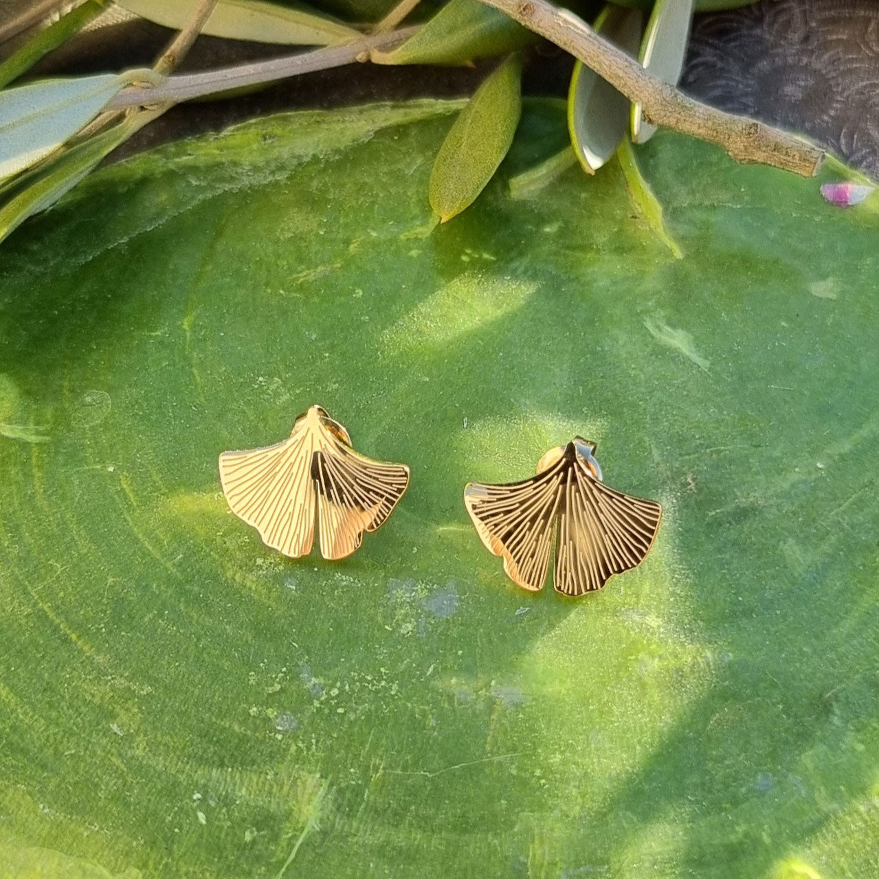 Ginkgo Ohrringe goldfarben – Filigrane Ohrstecker aus Edelstahl
