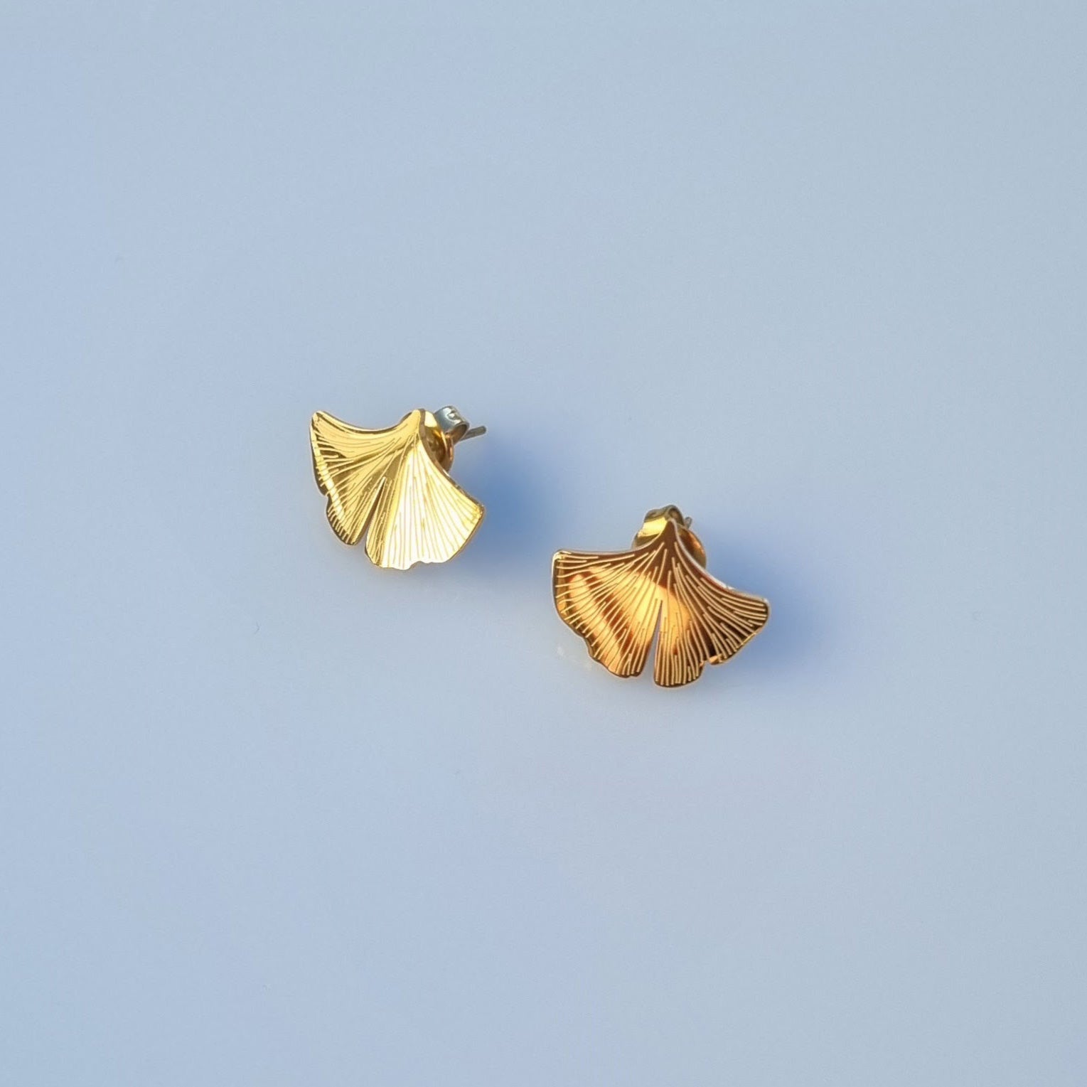 Ginkgo Ohrringe goldfarben – Filigrane Ohrstecker aus Edelstahl