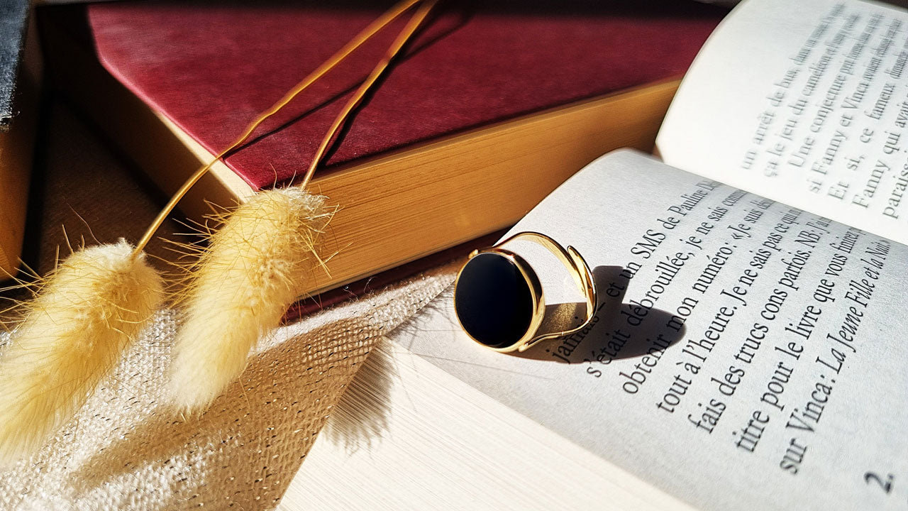 Ring, goldfarben oval Naturstein Onyx schwarz – Edelstahl, größenverstellbar