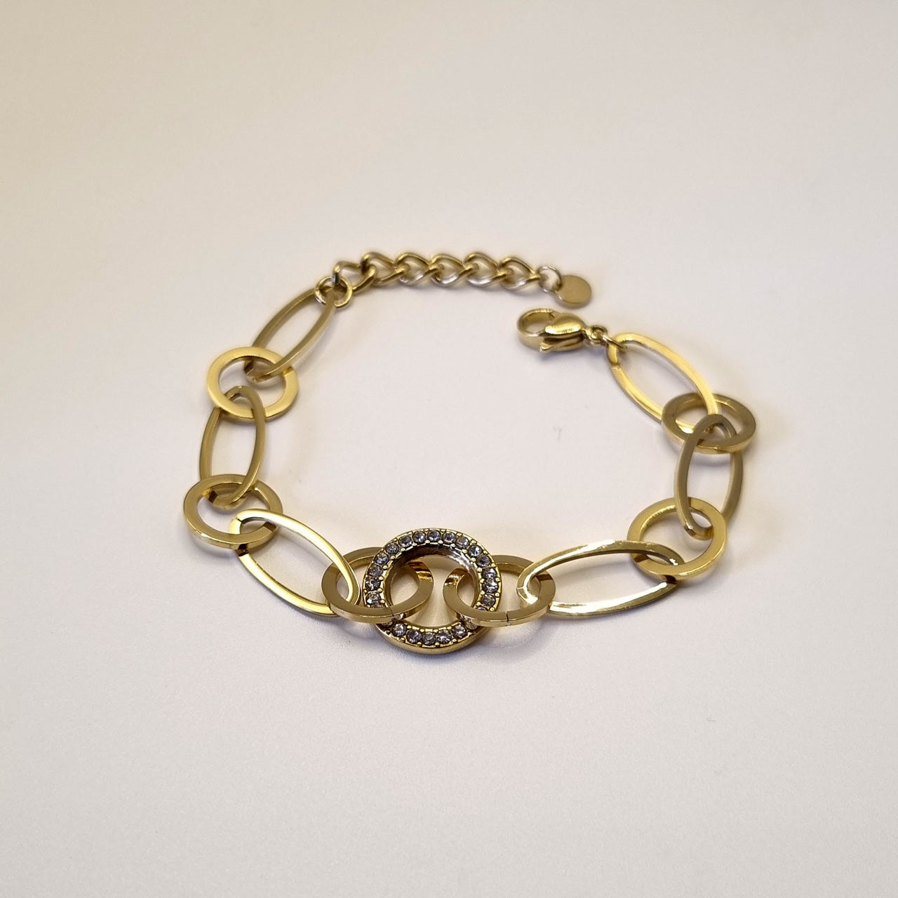 Armband aus goldfarbenen Edelstahlgliedern mit Strass besetztem Mittelring
