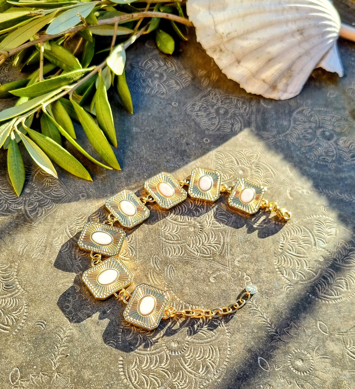Bracelet doré avec pierres naturelles et éléments rectangulaires