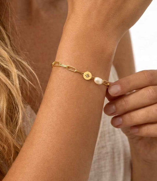Zartes Armkettchen Goldfarben – mit Süßwasserperle, Stern und Strassstein