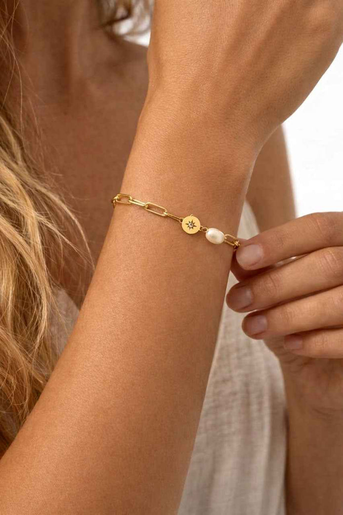 Zartes Armkettchen Goldfarben – mit Süßwasserperle, Stern und Strassstein