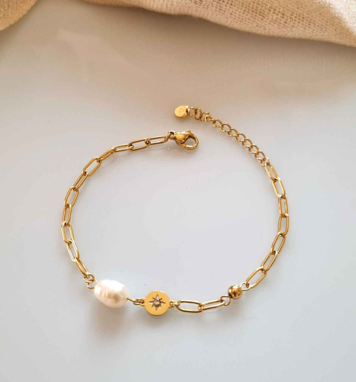 Zartes Armkettchen Goldfarben – mit Süßwasserperle, Stern und Strassstein