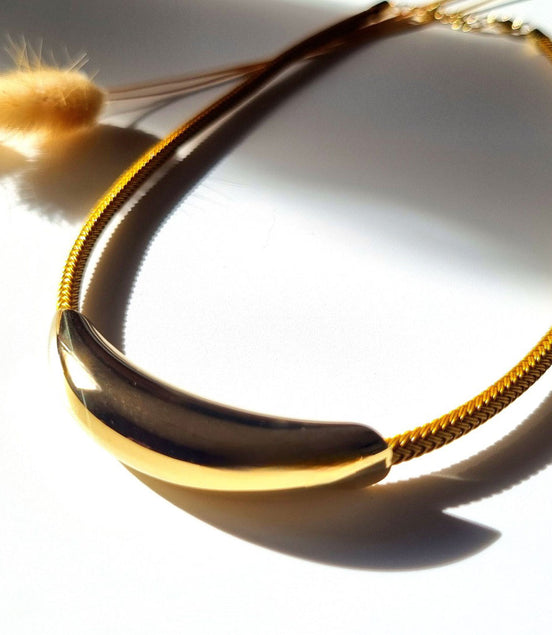 Halskette mit senfgelber Kordel und glänzendem Edelstahl-Element