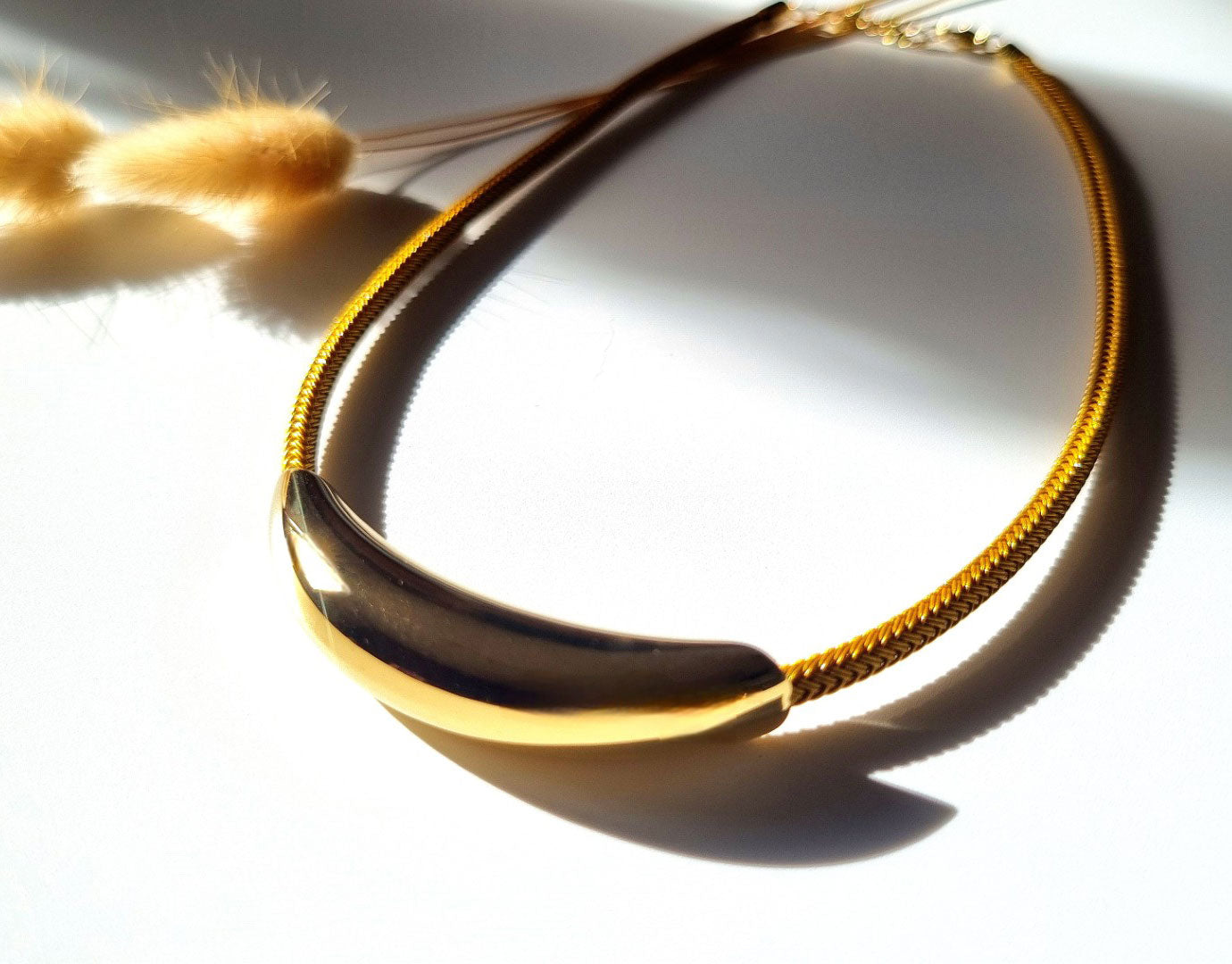 Halskette mit senfgelber Kordel und glänzendem Edelstahl-Element