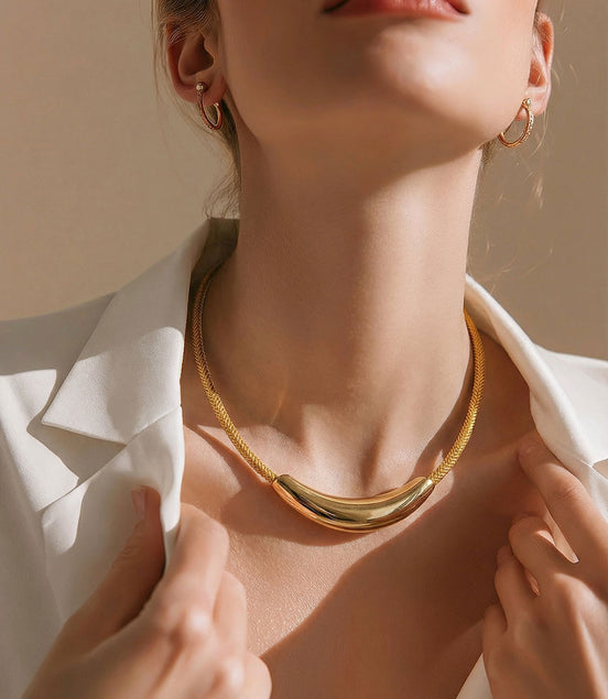 Halskette mit senfgelber Kordel und glänzendem Edelstahl-Element