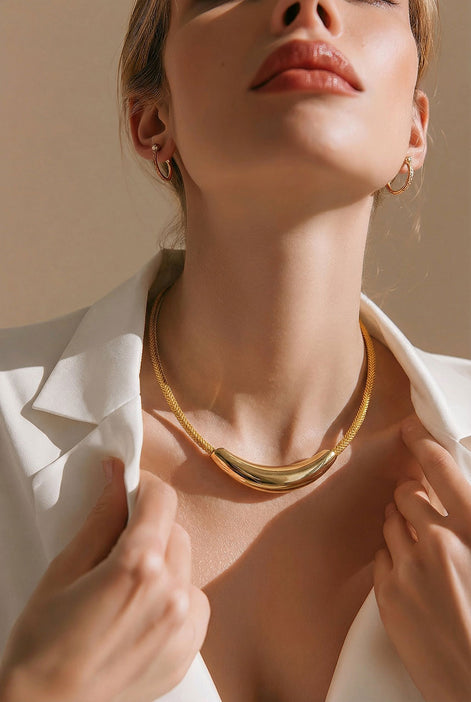 Halskette mit senfgelber Kordel und glänzendem Edelstahl-Element