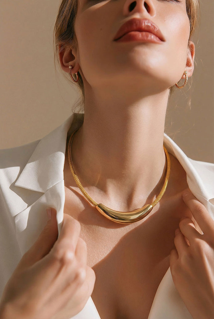 Halskette mit senfgelber Kordel und glänzendem Edelstahl-Element