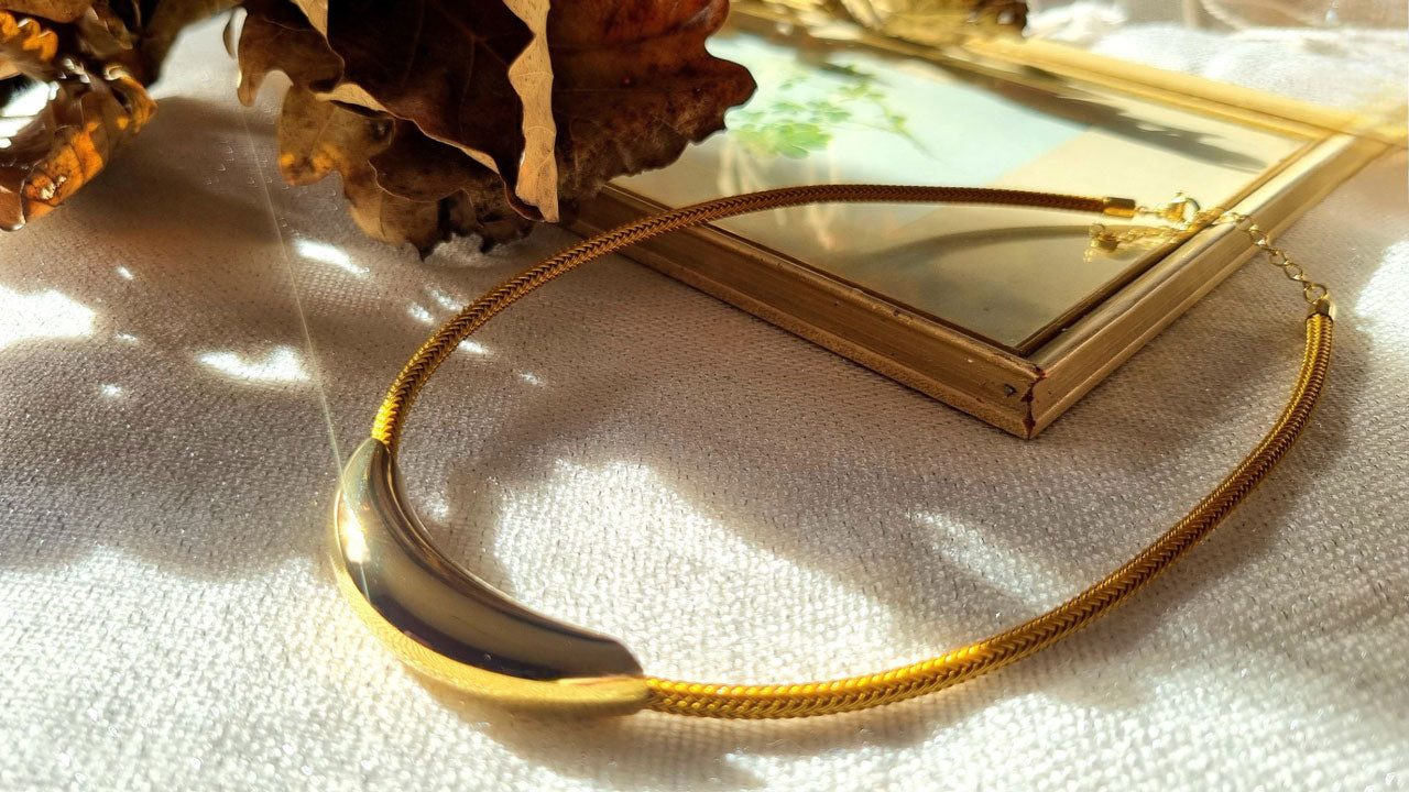 Halskette mit senfgelber Kordel und glänzendem Edelstahl-Element