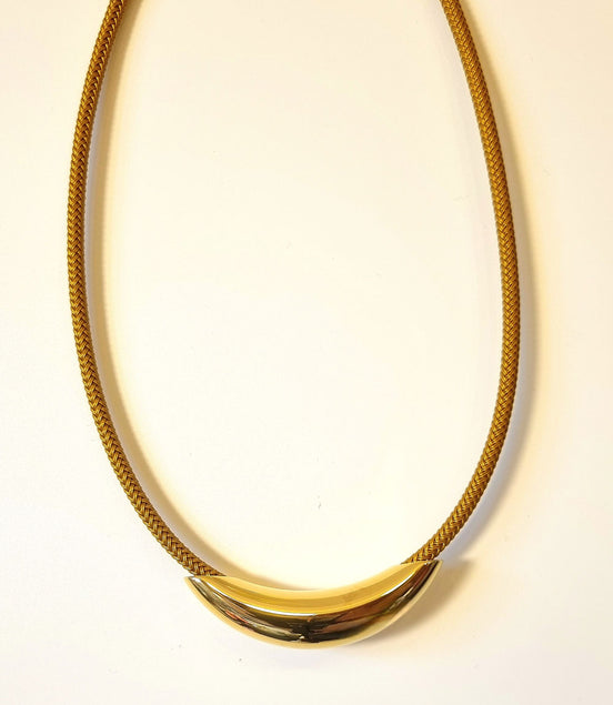 Halskette mit senfgelber Kordel und glänzendem Edelstahl-Element